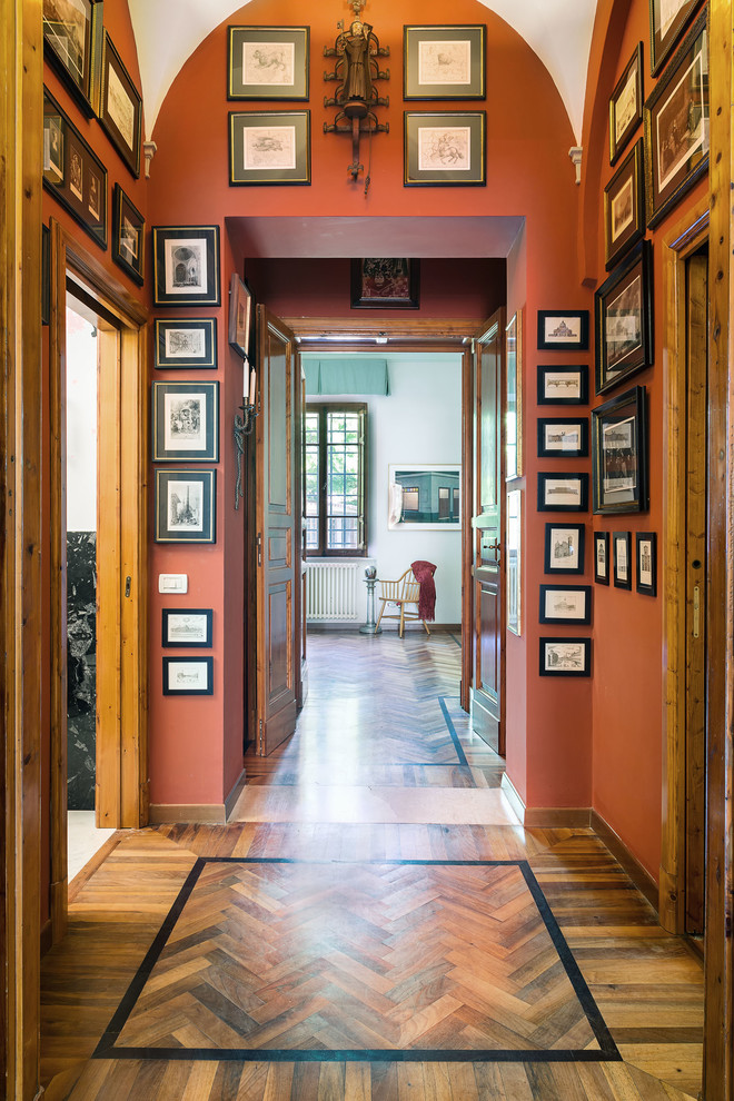 Идея дизайна: коридор в классическом стиле с красными стенами