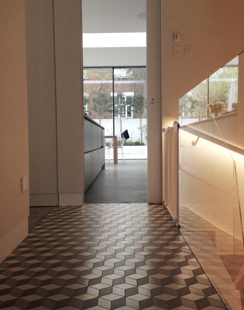 Источник вдохновения для домашнего уюта: коридор среднего размера в современном стиле с белыми стенами, полом из керамогранита и серым полом