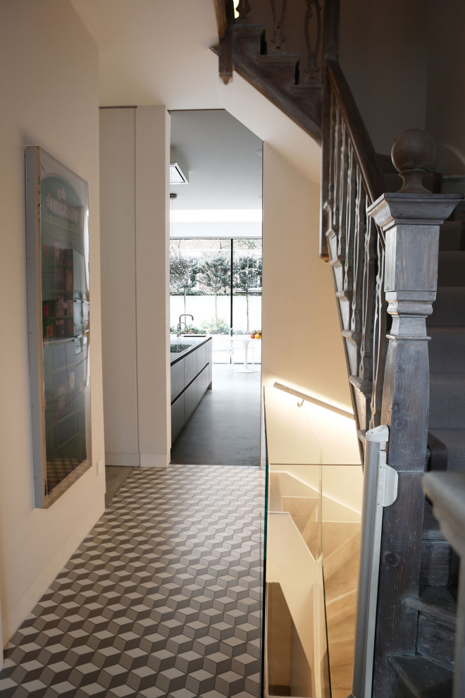 Стильный дизайн: коридор среднего размера в современном стиле с белыми стенами, полом из керамогранита и серым полом - последний тренд