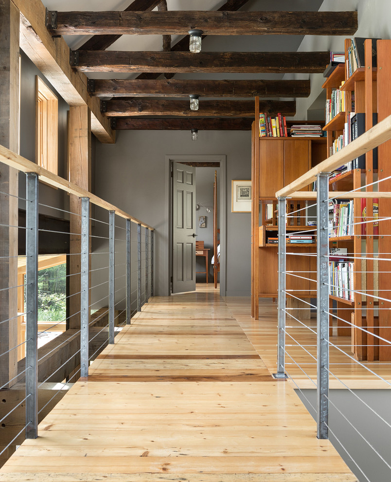 Diseño de recibidores y pasillos campestres con paredes grises y suelo de madera clara