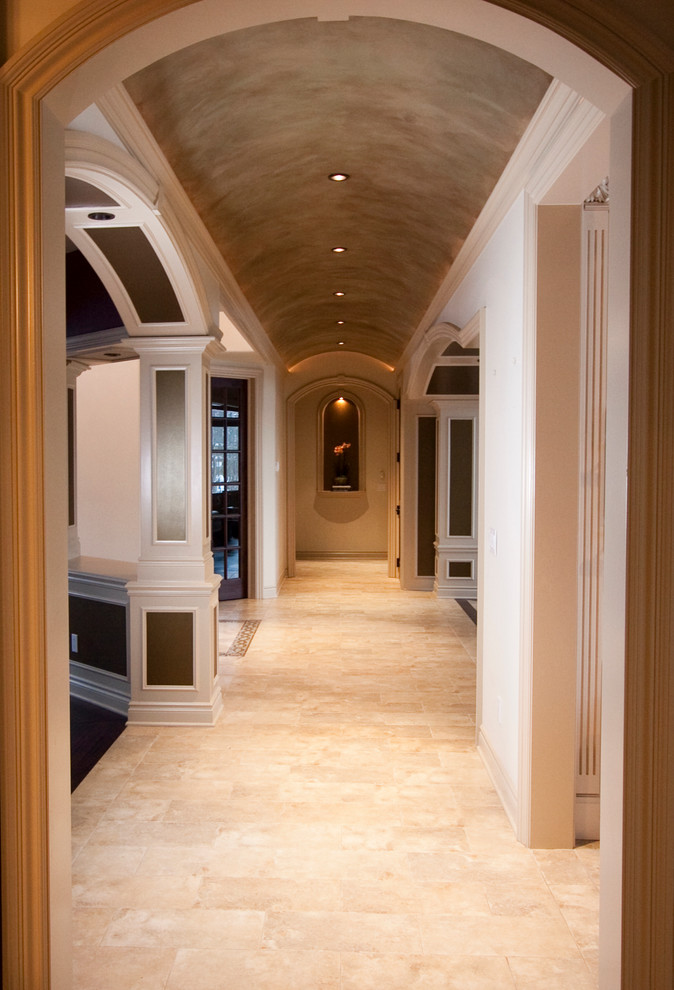 Immagine di un ingresso o corridoio classico di medie dimensioni con pareti bianche e pavimento con piastrelle in ceramica