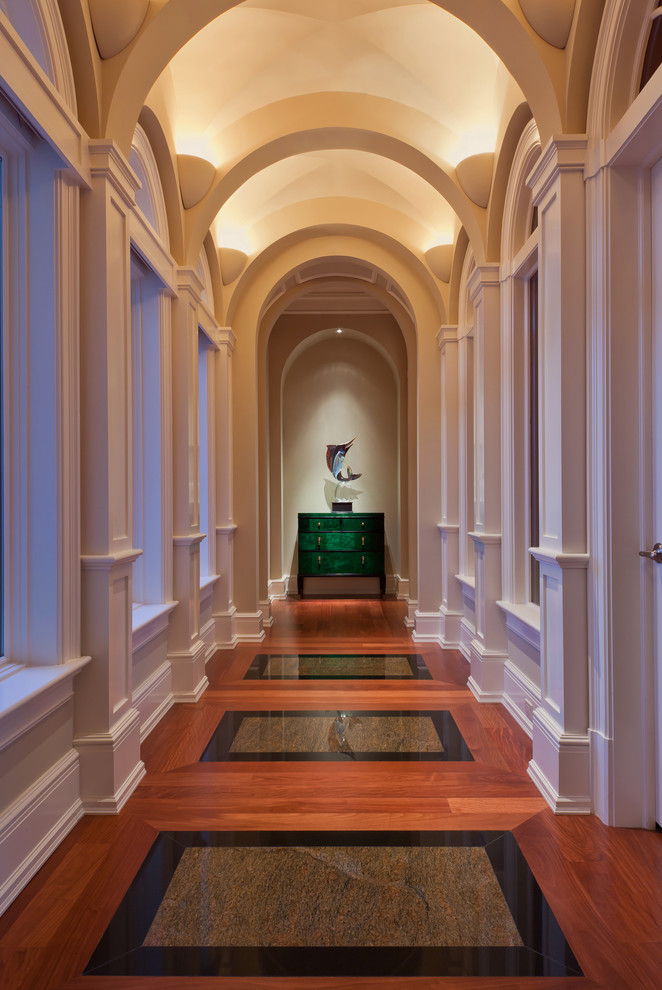 На фото: большой коридор в классическом стиле с белыми стенами