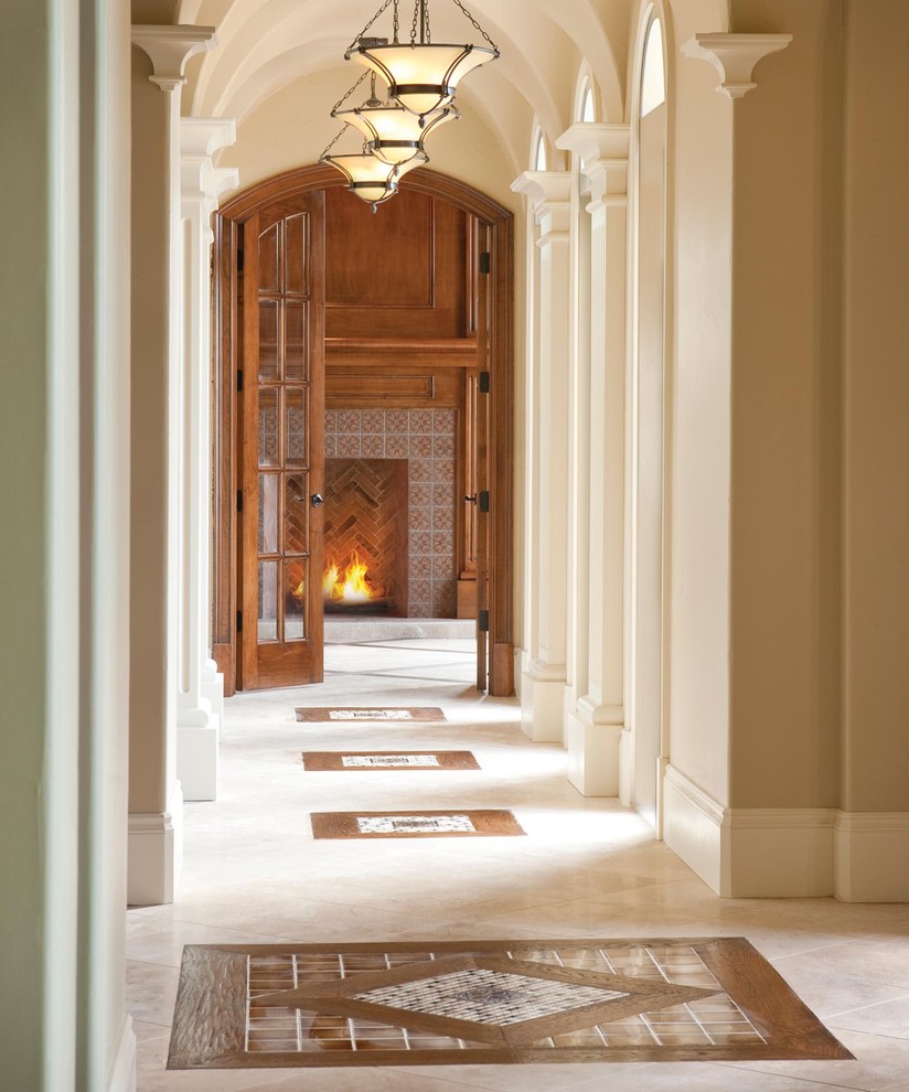Diseño de recibidores y pasillos clásicos con suelo de travertino y suelo multicolor
