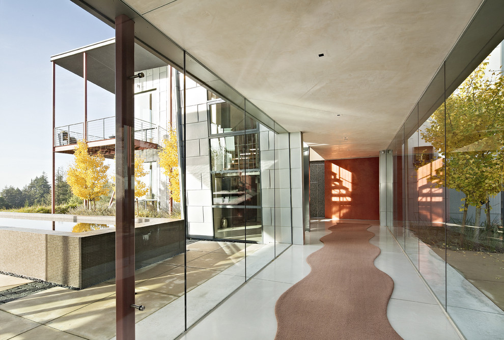 Свежая идея для дизайна: коридор в современном стиле с красными стенами - отличное фото интерьера