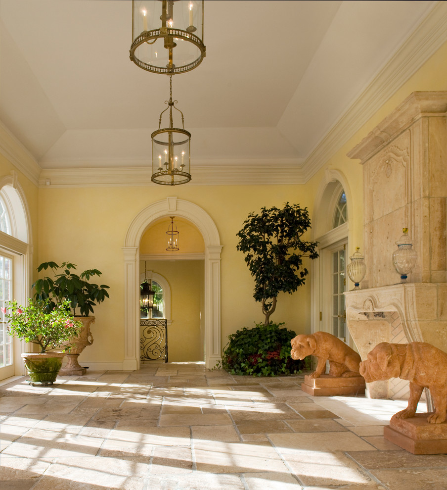 Idée de décoration pour un couloir tradition de taille moyenne avec un mur jaune.