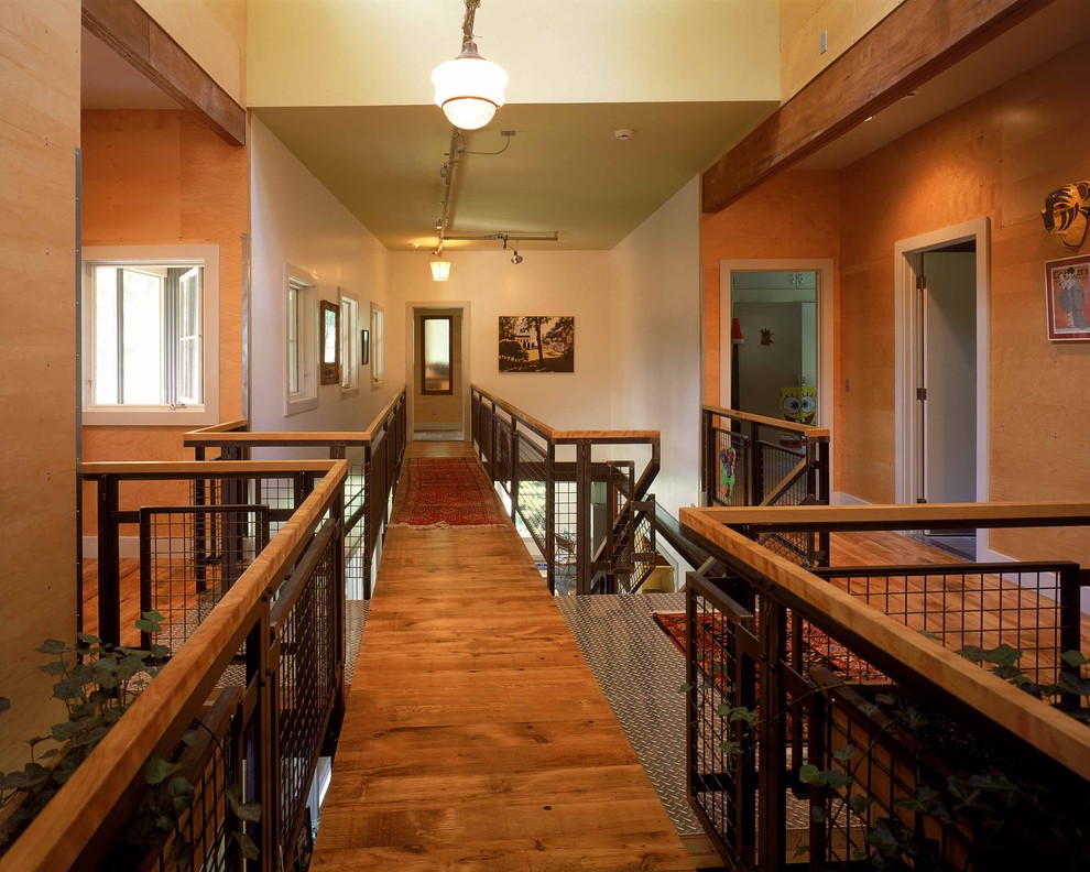 Foto de recibidores y pasillos actuales con paredes blancas y suelo de madera en tonos medios