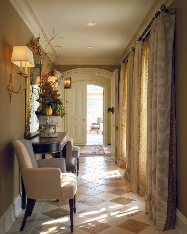 Пример оригинального дизайна: коридор в классическом стиле с коричневыми стенами