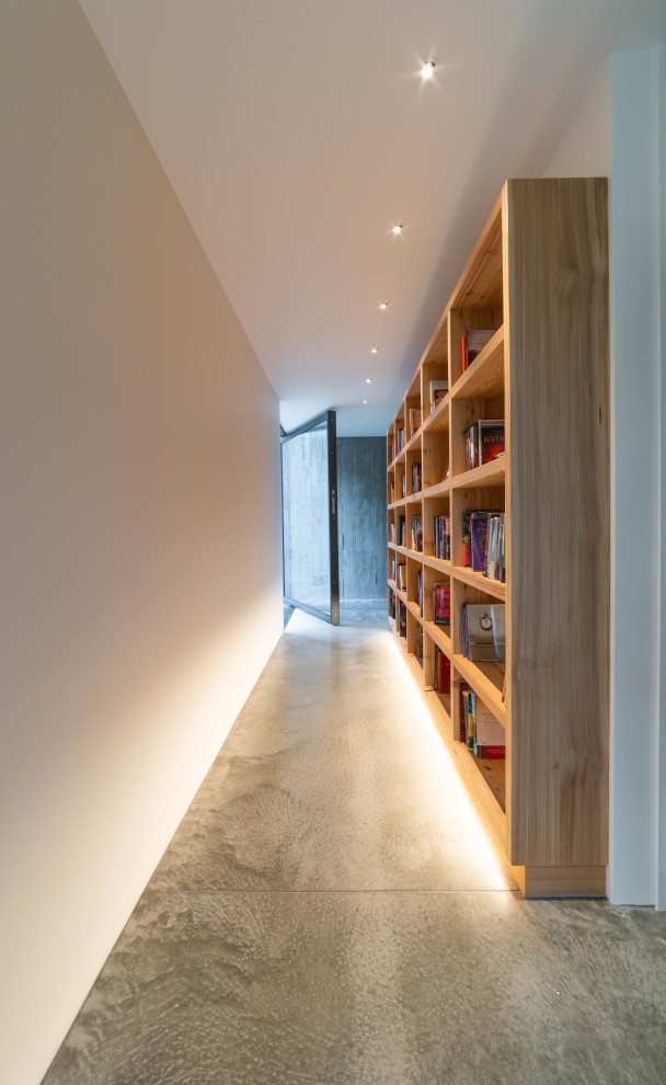 Idées déco pour un couloir moderne de taille moyenne avec un mur beige, moquette, un sol gris et un plafond en bois.