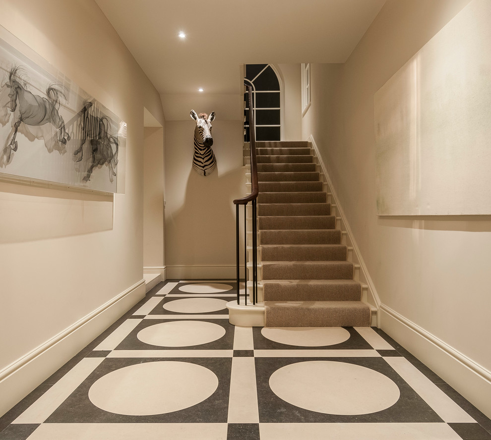 Пример оригинального дизайна: коридор в классическом стиле с полом из известняка