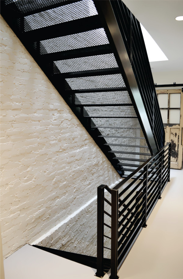 トロントにある高級な中くらいなミッドセンチュリースタイルのおしゃれな階段 (レンガ壁) の写真