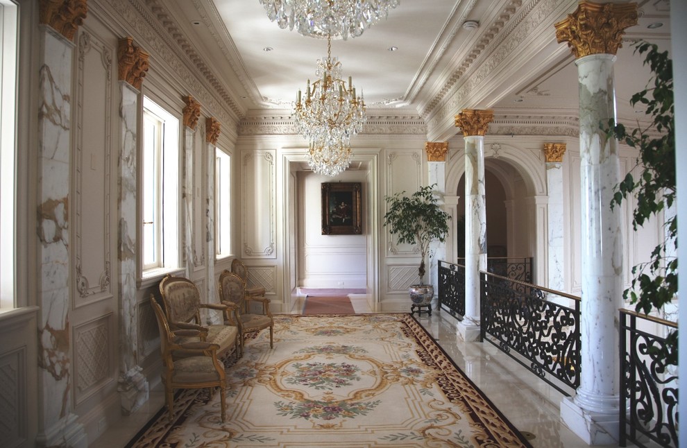 Источник вдохновения для домашнего уюта: большой коридор в классическом стиле