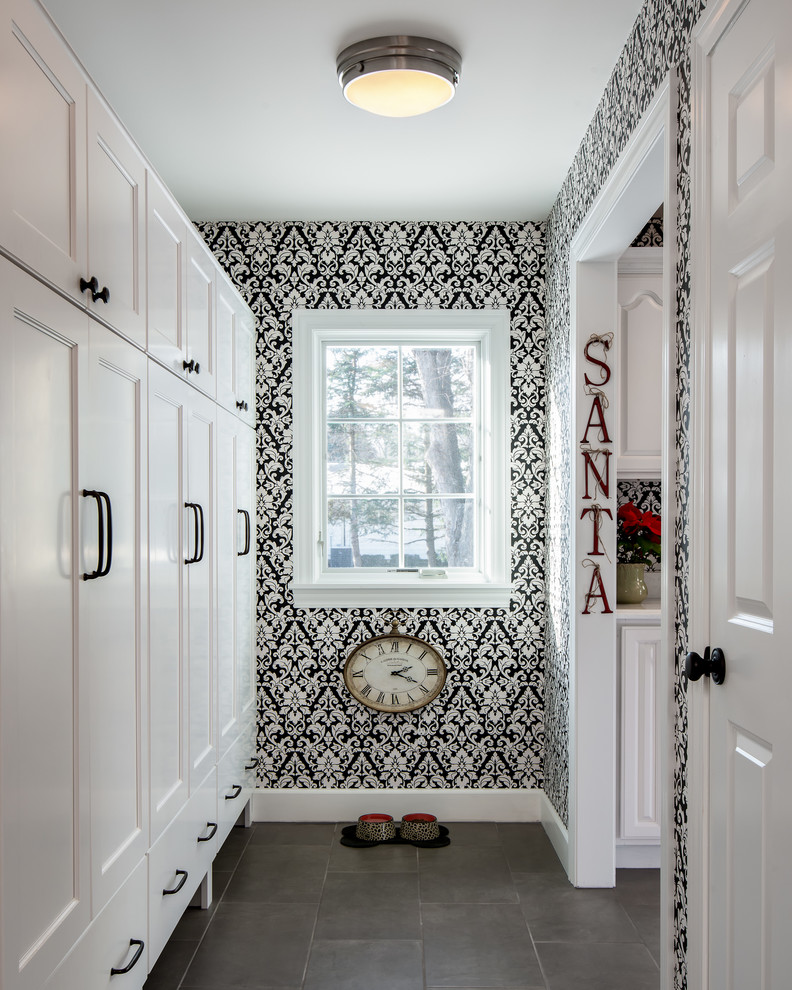 Идея дизайна: коридор среднего размера в стиле неоклассика (современная классика) с разноцветными стенами, полом из керамической плитки и серым полом