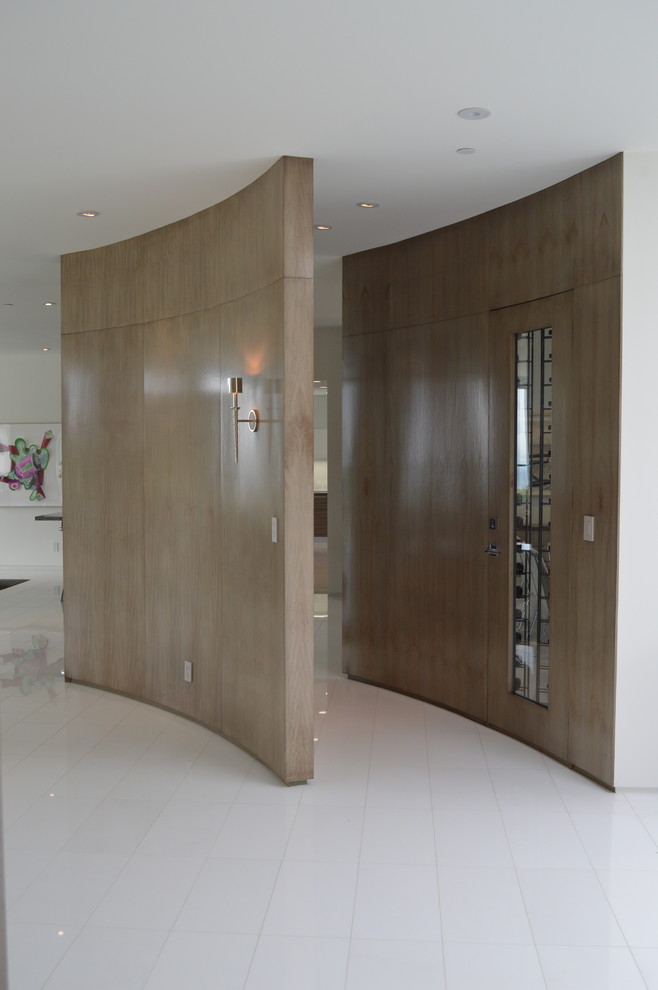 Réalisation d'un grand couloir minimaliste avec un sol en marbre.