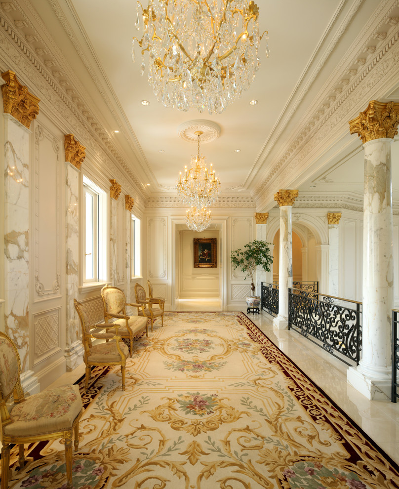 Свежая идея для дизайна: большой коридор в классическом стиле с белыми стенами - отличное фото интерьера