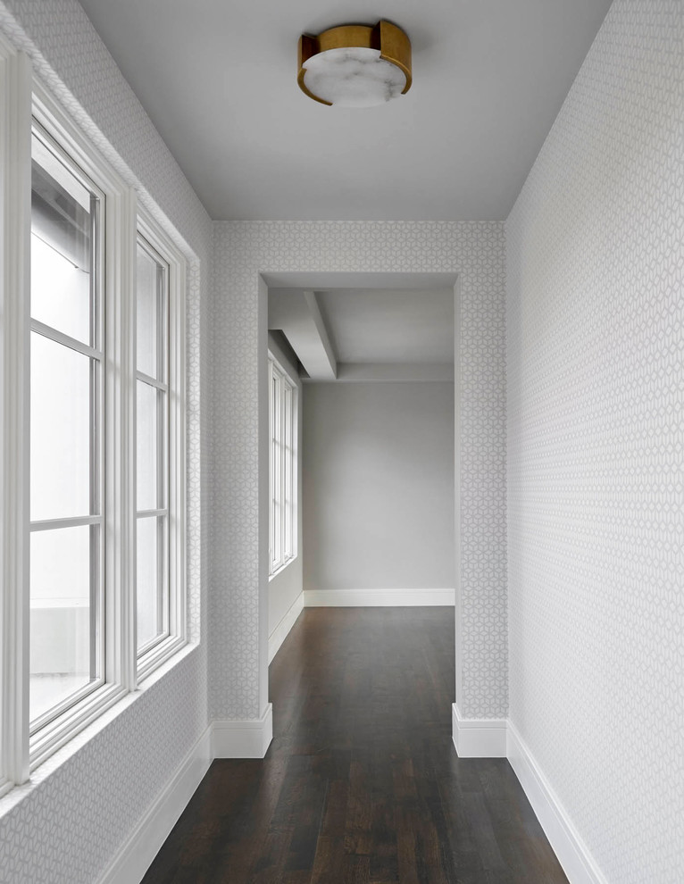Foto di un ingresso o corridoio chic di medie dimensioni con pareti bianche e pavimento in legno massello medio