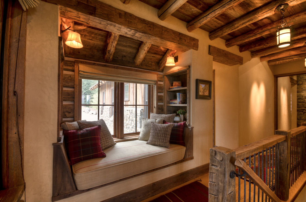 Foto de recibidores y pasillos tradicionales de tamaño medio con paredes beige y suelo de madera en tonos medios