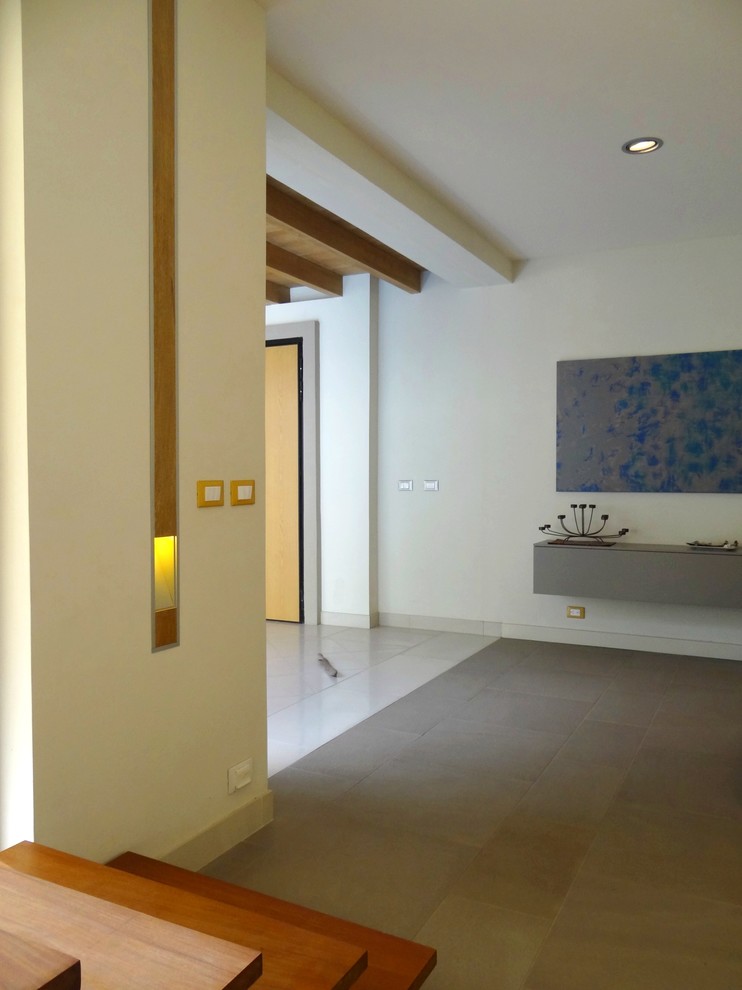 Aménagement d'un grand couloir contemporain avec un sol en carrelage de porcelaine, un sol beige, un mur blanc et un plafond en bois.