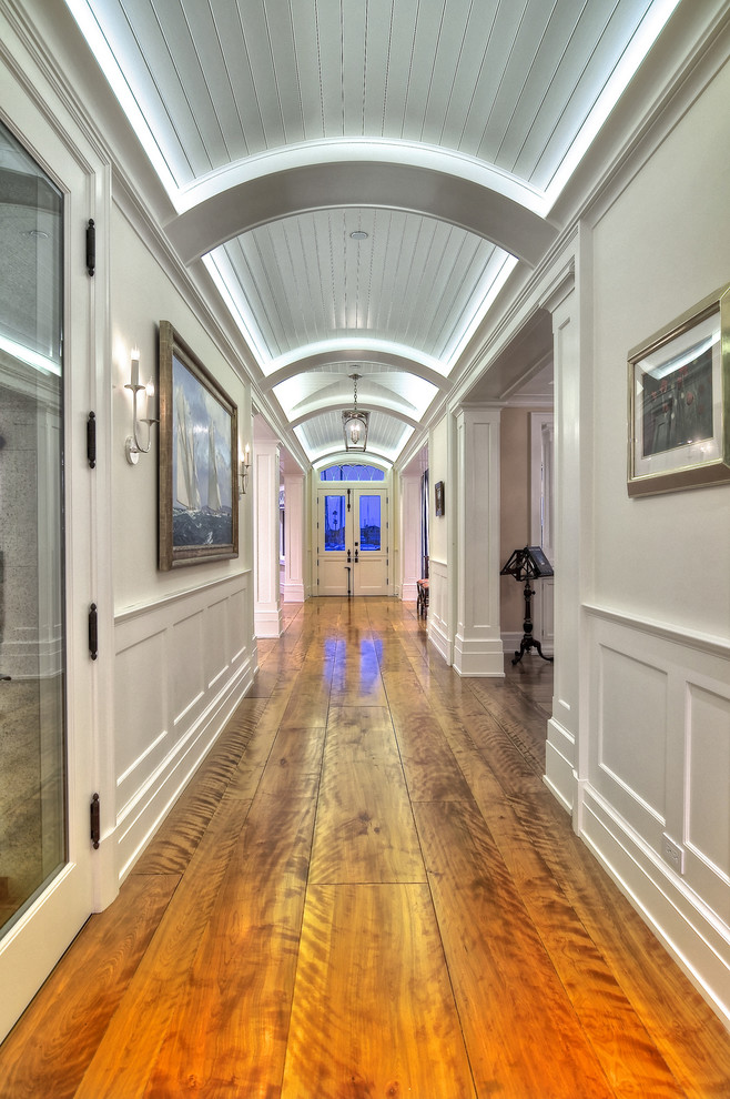 Imagen de recibidores y pasillos clásicos con suelo de madera en tonos medios y iluminación
