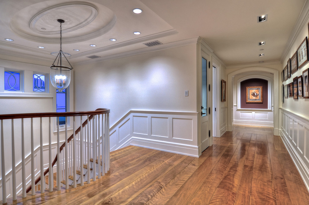 Foto de recibidores y pasillos clásicos con suelo de madera en tonos medios