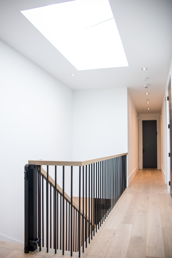 Стильный дизайн: коридор среднего размера в современном стиле с белыми стенами и светлым паркетным полом - последний тренд