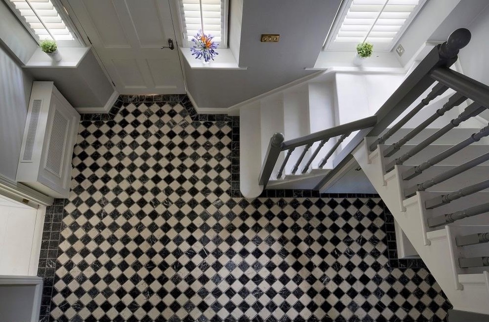 Inspiration pour un couloir traditionnel avec un sol en marbre.