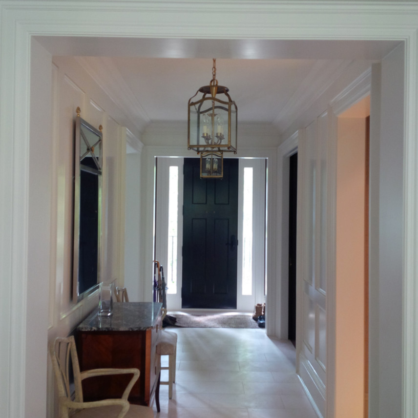 Idee per un ingresso o corridoio minimal di medie dimensioni con pareti bianche, pavimento in legno massello medio e pavimento bianco