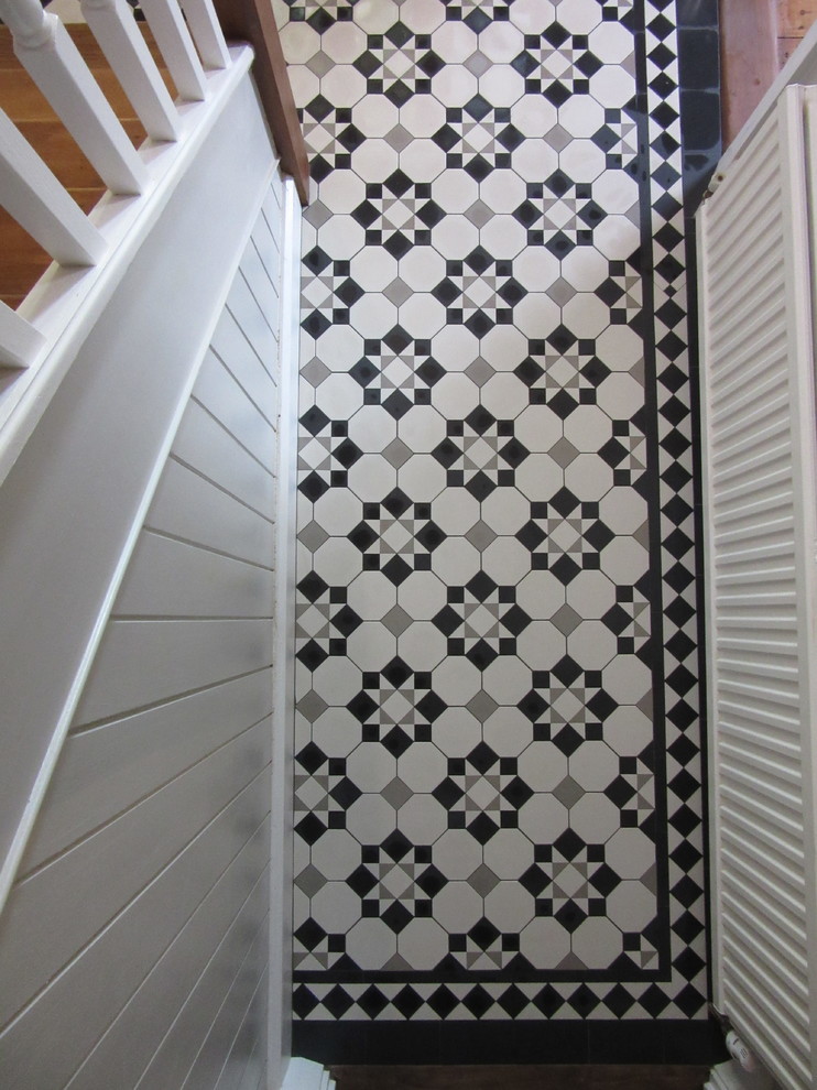 Immagine di un ingresso o corridoio vittoriano con pavimento con piastrelle in ceramica