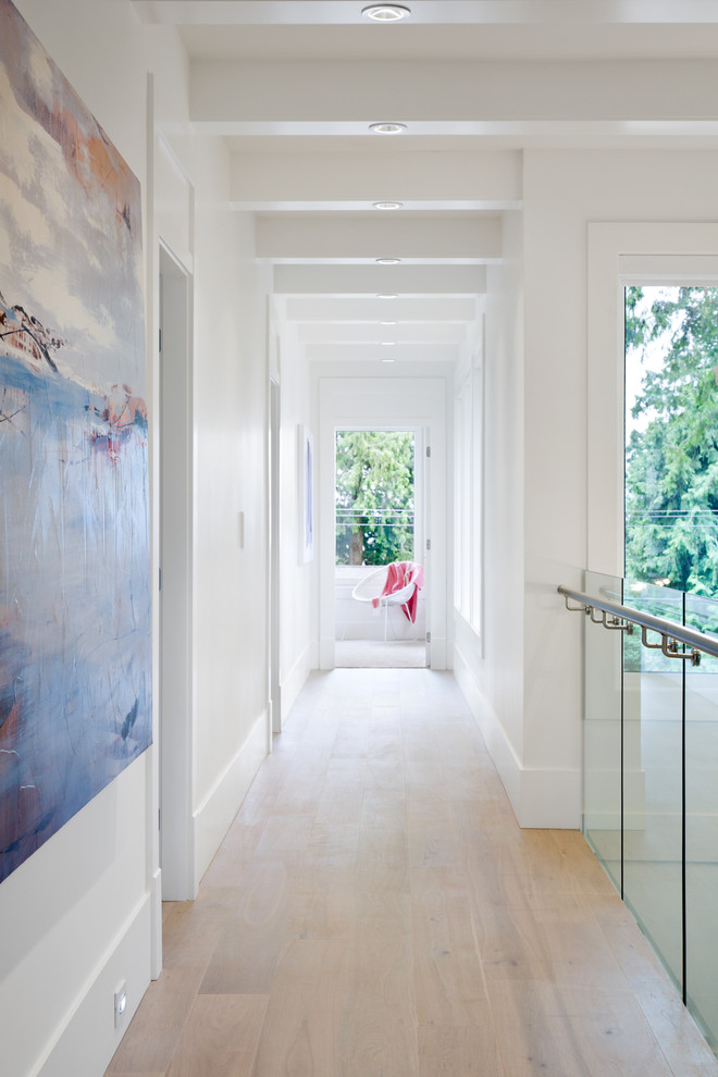 На фото: коридор среднего размера в стиле модернизм с белыми стенами и светлым паркетным полом с