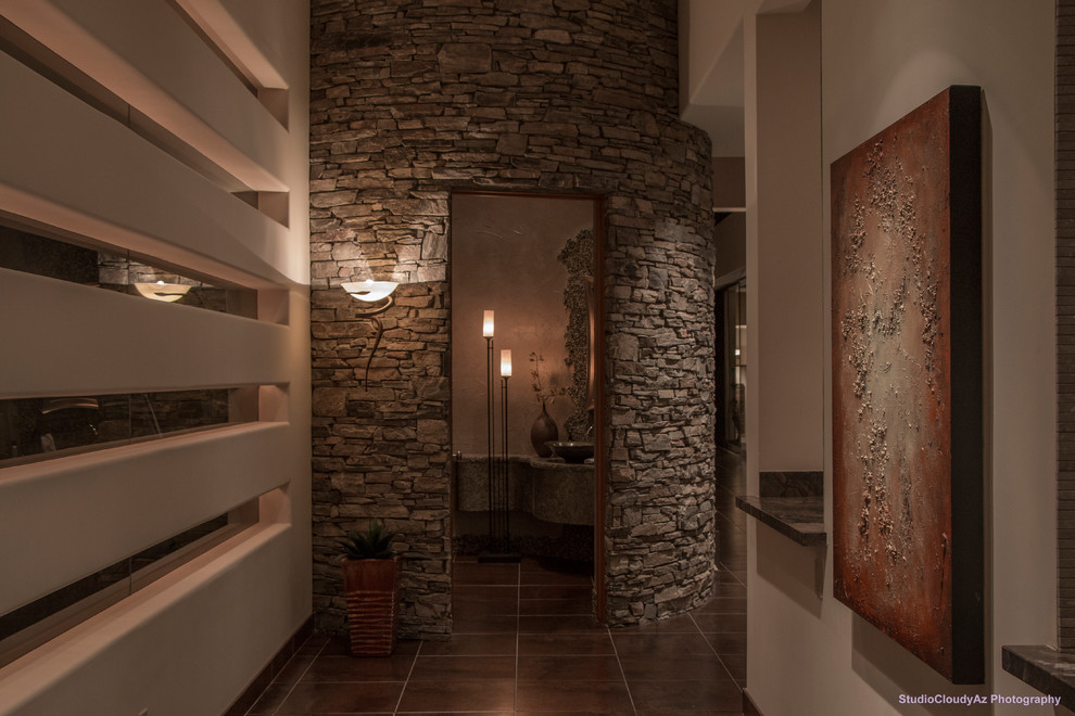 Immagine di un grande ingresso o corridoio minimal con pareti beige e pavimento con piastrelle in ceramica