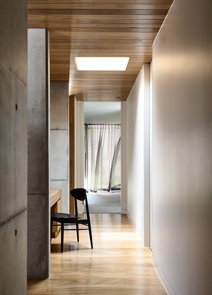 На фото: коридор среднего размера в стиле модернизм с серыми стенами, светлым паркетным полом и бежевым полом
