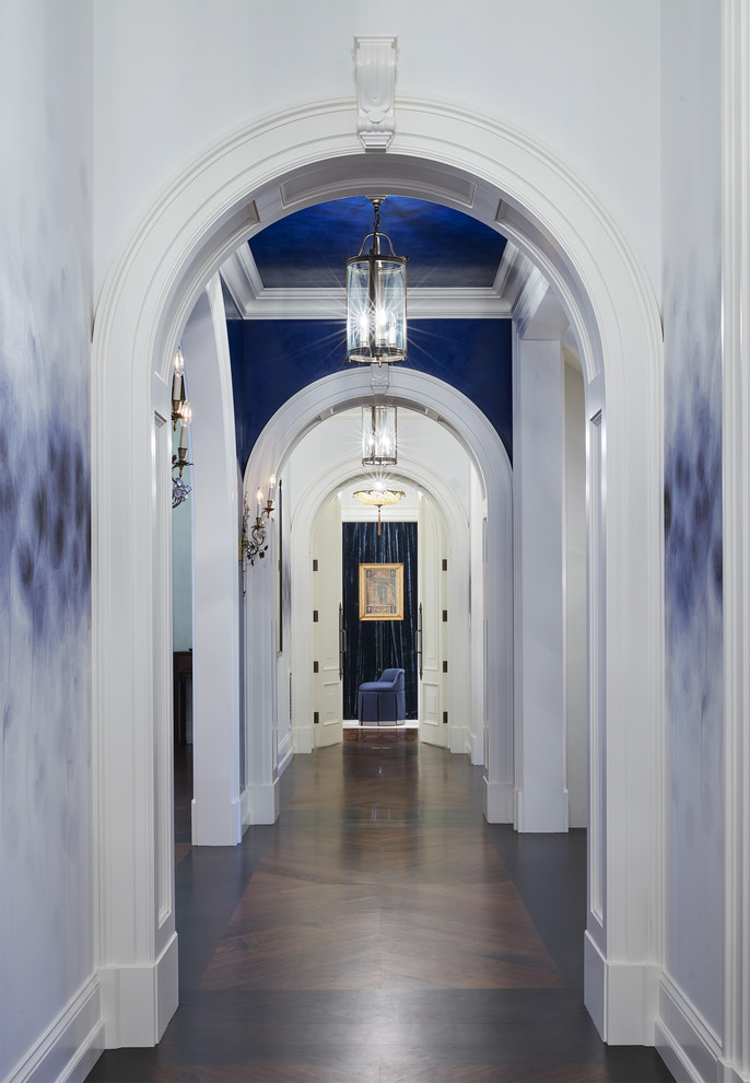 Свежая идея для дизайна: коридор в стиле фьюжн - отличное фото интерьера