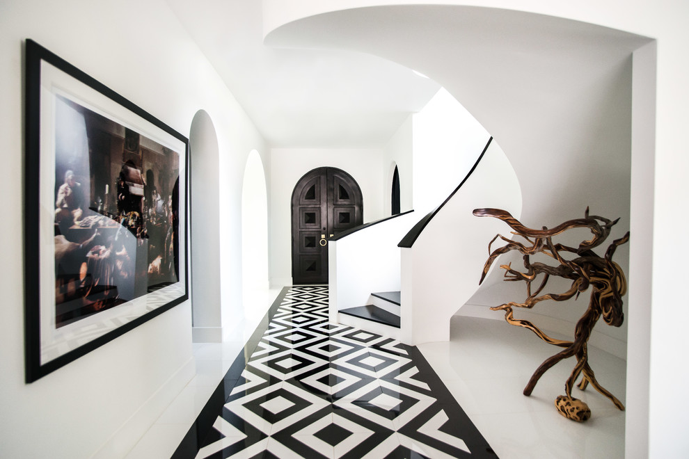 Идея дизайна: большой коридор в современном стиле с белыми стенами, мраморным полом и белым полом