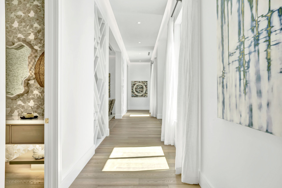 Geräumiger Moderner Flur mit weißer Wandfarbe, hellem Holzboden, beigem Boden, Kassettendecke und Tapetenwänden in Miami
