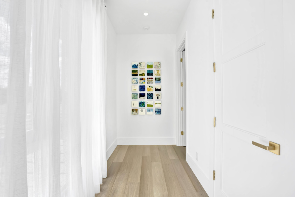 Источник вдохновения для домашнего уюта: огромный коридор в современном стиле с белыми стенами, светлым паркетным полом, бежевым полом и кессонным потолком
