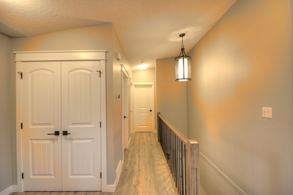Идея дизайна: коридор среднего размера в стиле модернизм с серыми стенами