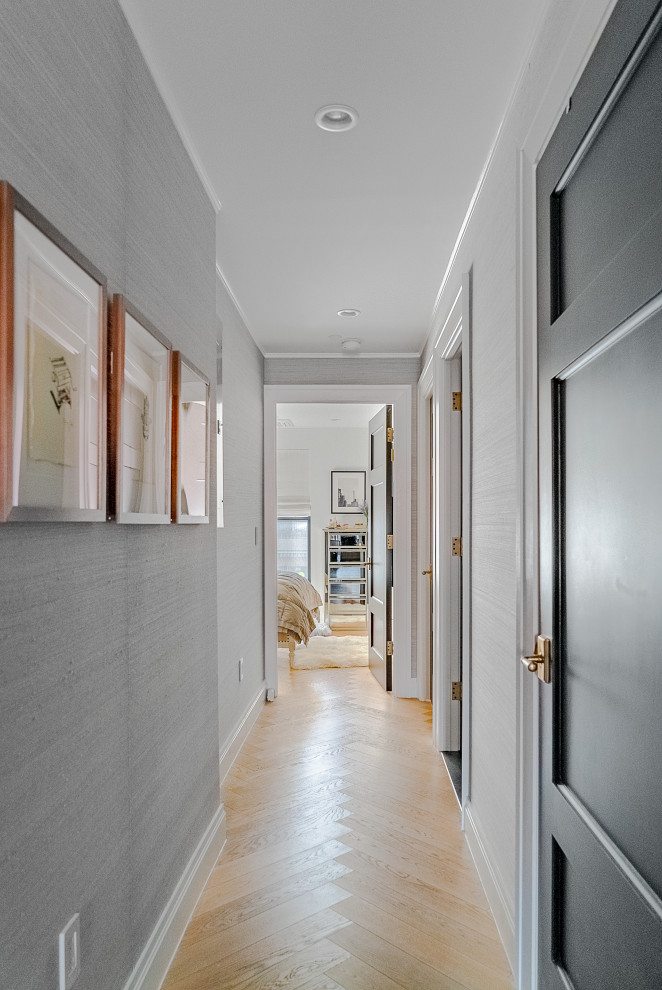 Cette photo montre un petit couloir tendance avec un mur gris, parquet clair, un sol beige et du papier peint.