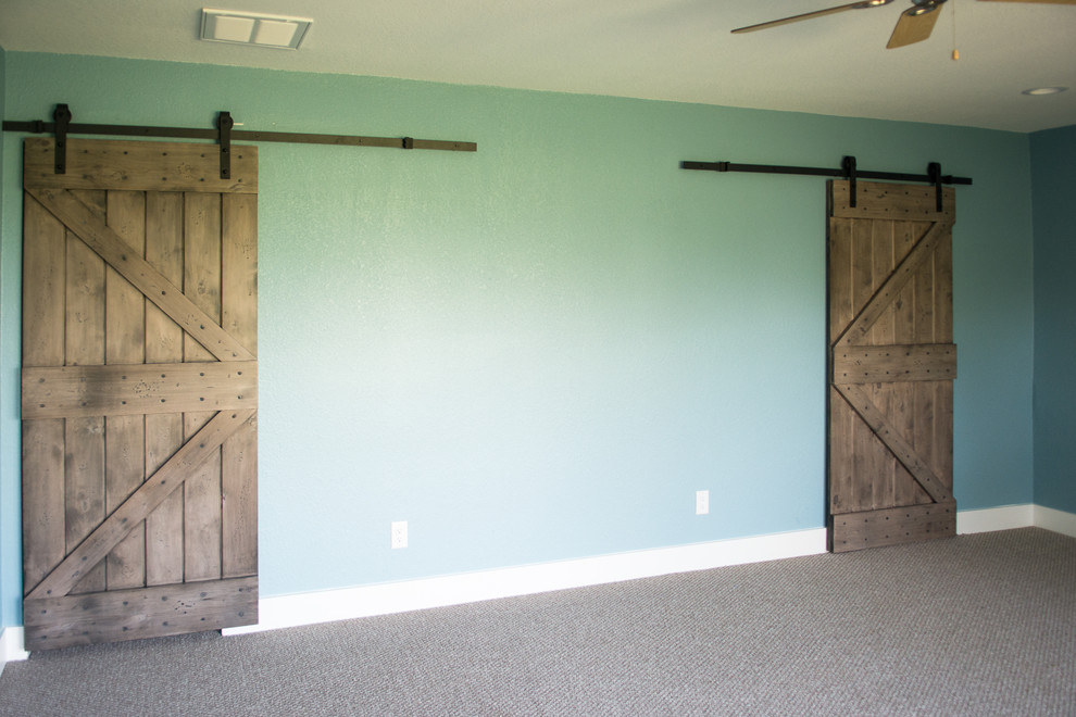 Ejemplo de recibidores y pasillos tradicionales renovados de tamaño medio con paredes azules, moqueta y suelo gris