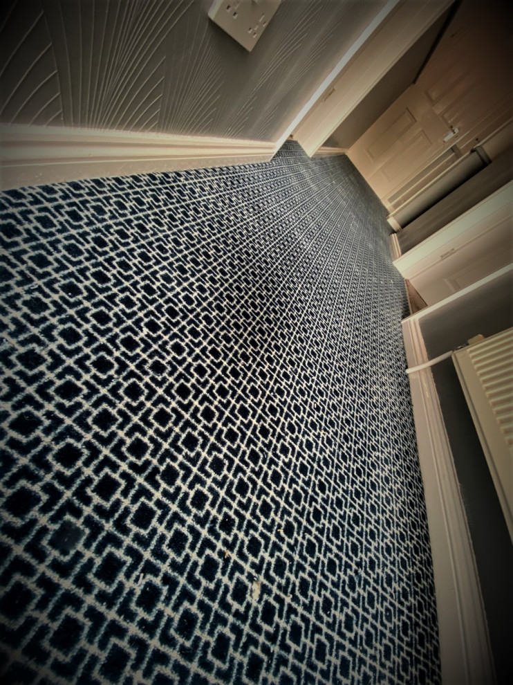 Пример оригинального дизайна: большой коридор в современном стиле с ковровым покрытием и синим полом