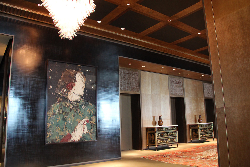 Idéer för mellanstora orientaliska hallar, med bruna väggar, betonggolv och grått golv