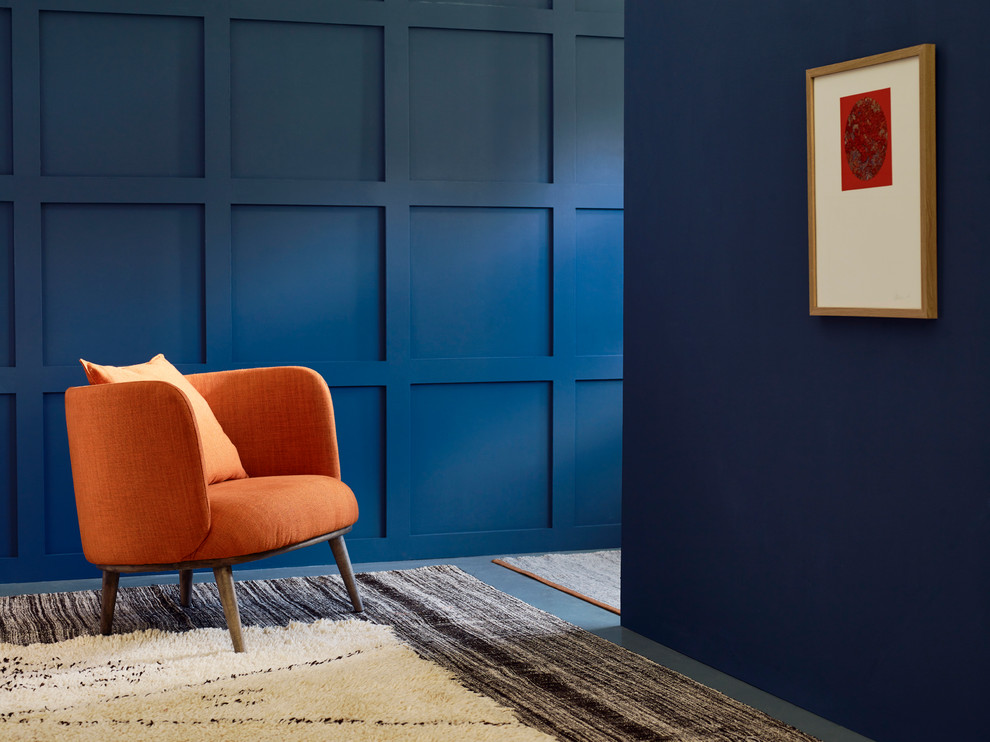 Пример оригинального дизайна: большой коридор в стиле ретро с синими стенами и бетонным полом