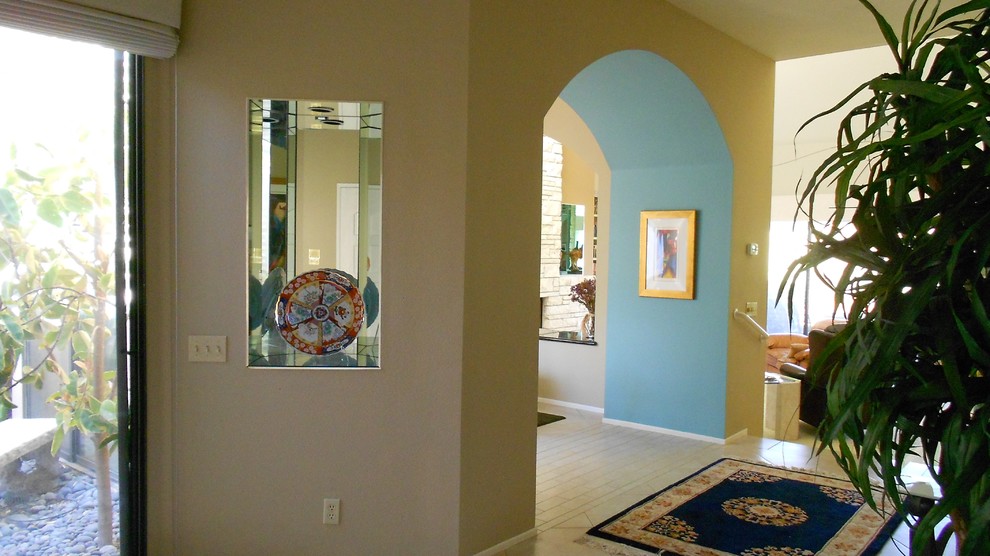 Idee per un ingresso o corridoio boho chic di medie dimensioni con pareti beige