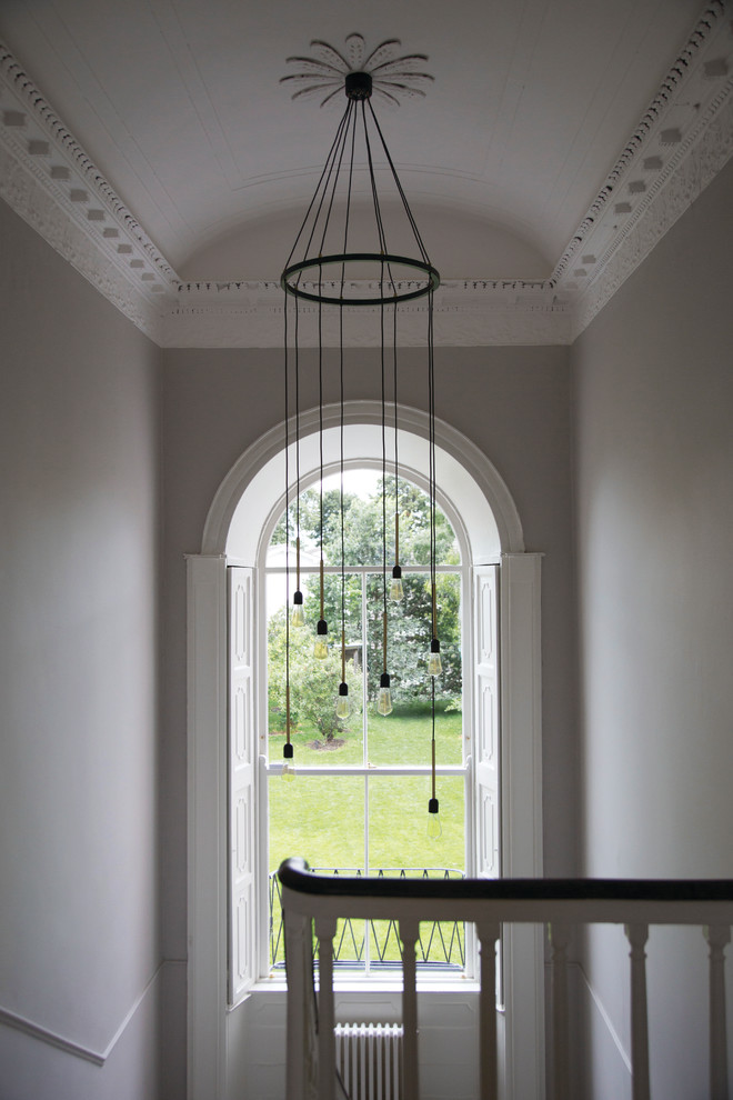 Стильный дизайн: большой коридор в классическом стиле с серыми стенами и ковровым покрытием - последний тренд