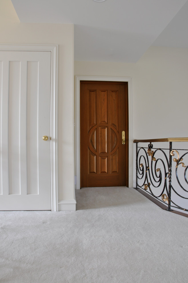 На фото: маленький коридор в стиле кантри с белыми стенами, ковровым покрытием и серым полом для на участке и в саду с