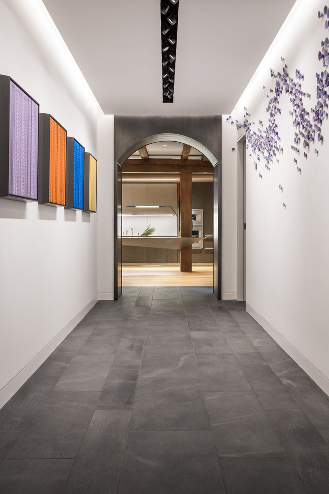 Стильный дизайн: коридор в стиле лофт с белыми стенами и серым полом - последний тренд