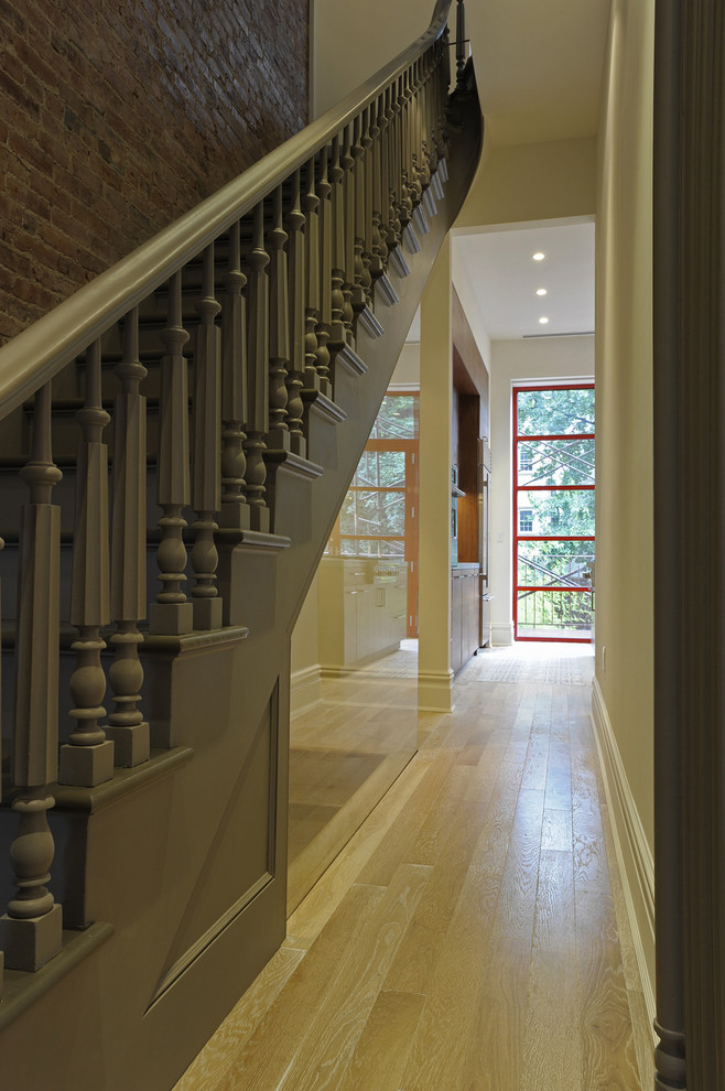 Idée de décoration pour un couloir tradition avec un mur beige, parquet clair et un sol jaune.