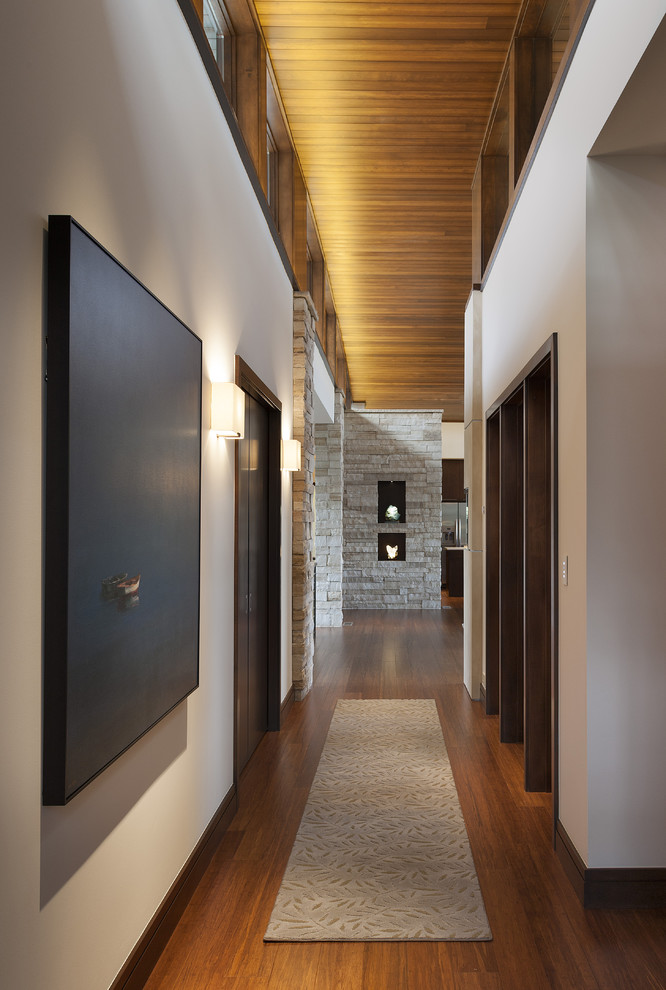 Foto de recibidores y pasillos contemporáneos con suelo de bambú