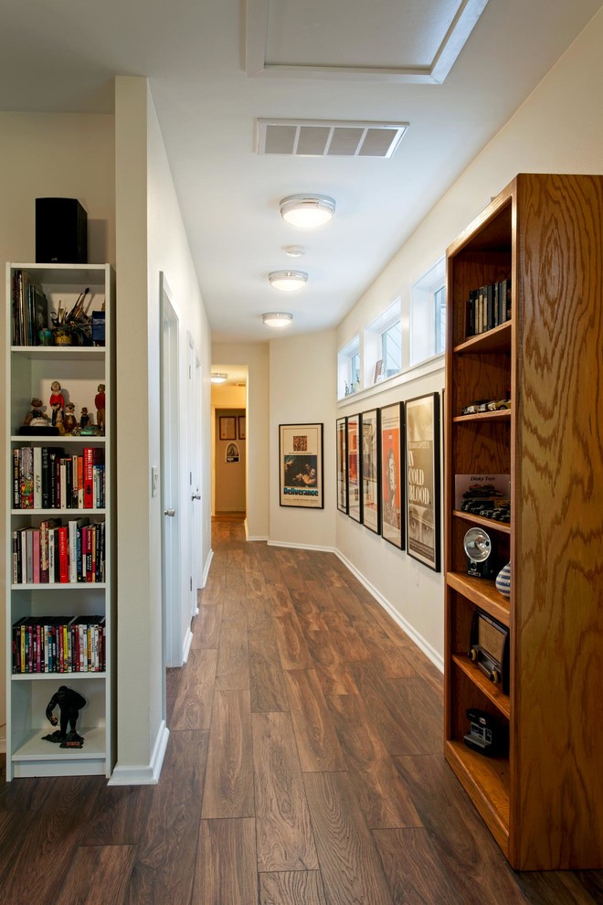 Cette image montre un couloir minimaliste avec un mur beige et un sol en vinyl.