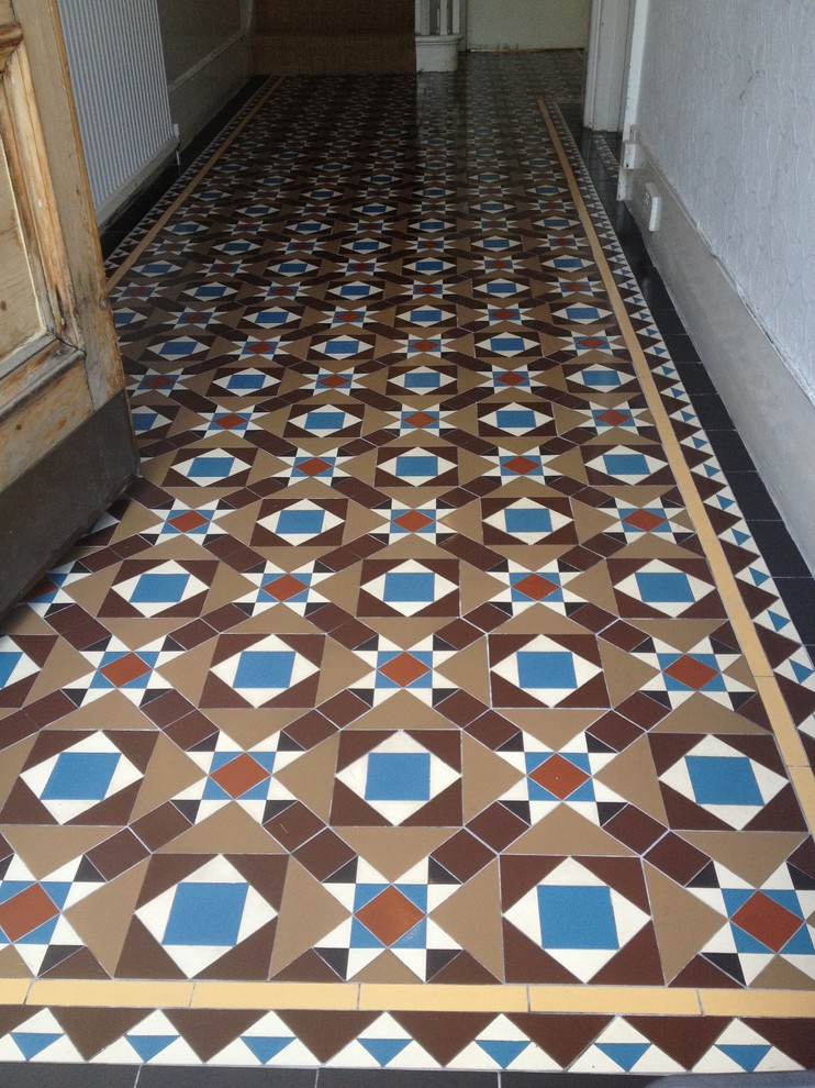 Стильный дизайн: коридор в викторианском стиле с полом из керамической плитки - последний тренд