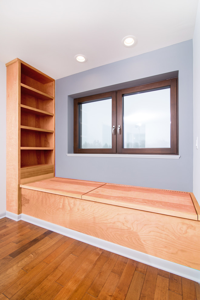 Cette image montre un petit couloir design avec un mur gris, un sol en bois brun et un sol marron.