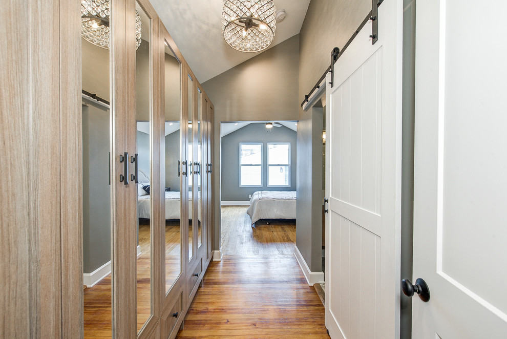 Idee per un ingresso o corridoio tradizionale di medie dimensioni con pareti grigie, pavimento in legno massello medio e pavimento marrone